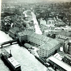Die 1971 weggesprengte Kaserne: Heute ist sie nur noch Namensgeberin des Kasernenplatzes (Bild: Luftaufnahme Luternauer/Staatsarchiv)
