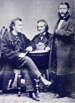 Carl Spitteler 1865 in Luzern im Kreise seiner Förderer: Fotograf Gerold Vogel (Mitte) und Oberschreiber Julius Rüegger (Bild: Spitteler-Archiv Luzern)