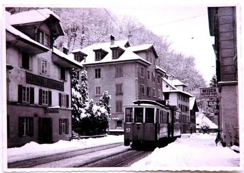 Konkurrenz für die Drosckenfahrer: Das Aufkommen des Trams – hier in der Baselstrasse (Bild: Stadtarchiv Luzern)