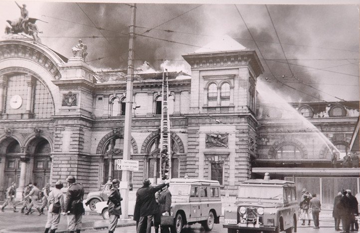 Der brennende Luzerner Bahnhof mit «Zeitgeist» auf dem Eingangsbogen, 1971 (Bild: zvg)