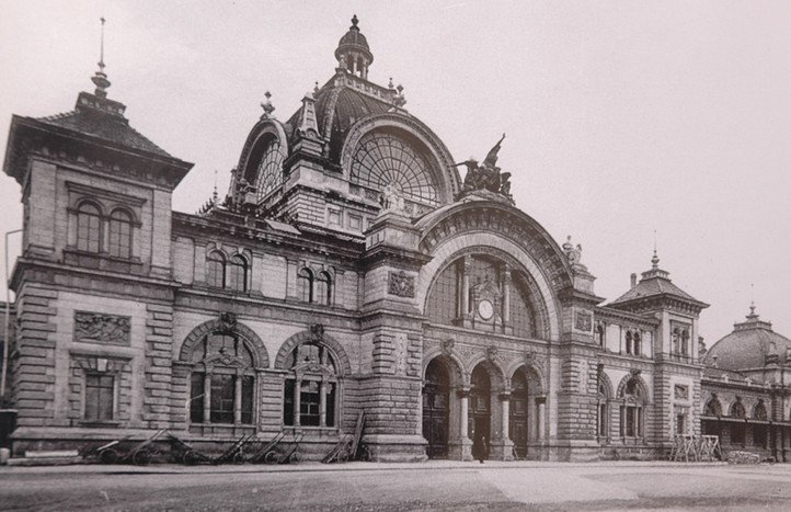 Der alte Luzerner Bahnhof mit «Zeitgeist» über dem Eingang (Bild: zvg)