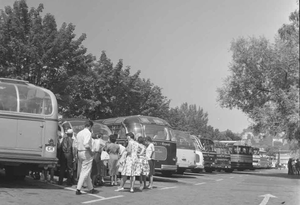 Lisa Meyerlist: Reisecars auf dem Parkplatz Inseli. 1963, STALU FDC 102/1506.11