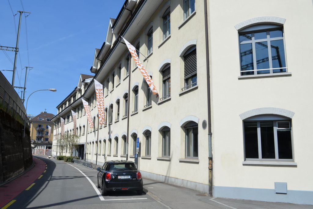 Die PH Luzern macht ihre Herrschaftsansprüche in der Dammstrasse mittels Banner klar. (Bild: Michael Weber)