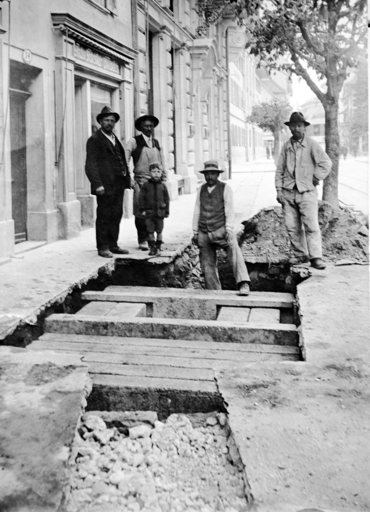 Bauarbeiter bearbeiten den Untergrund in der Baselstrasse (Stadtarchiv Luzern)