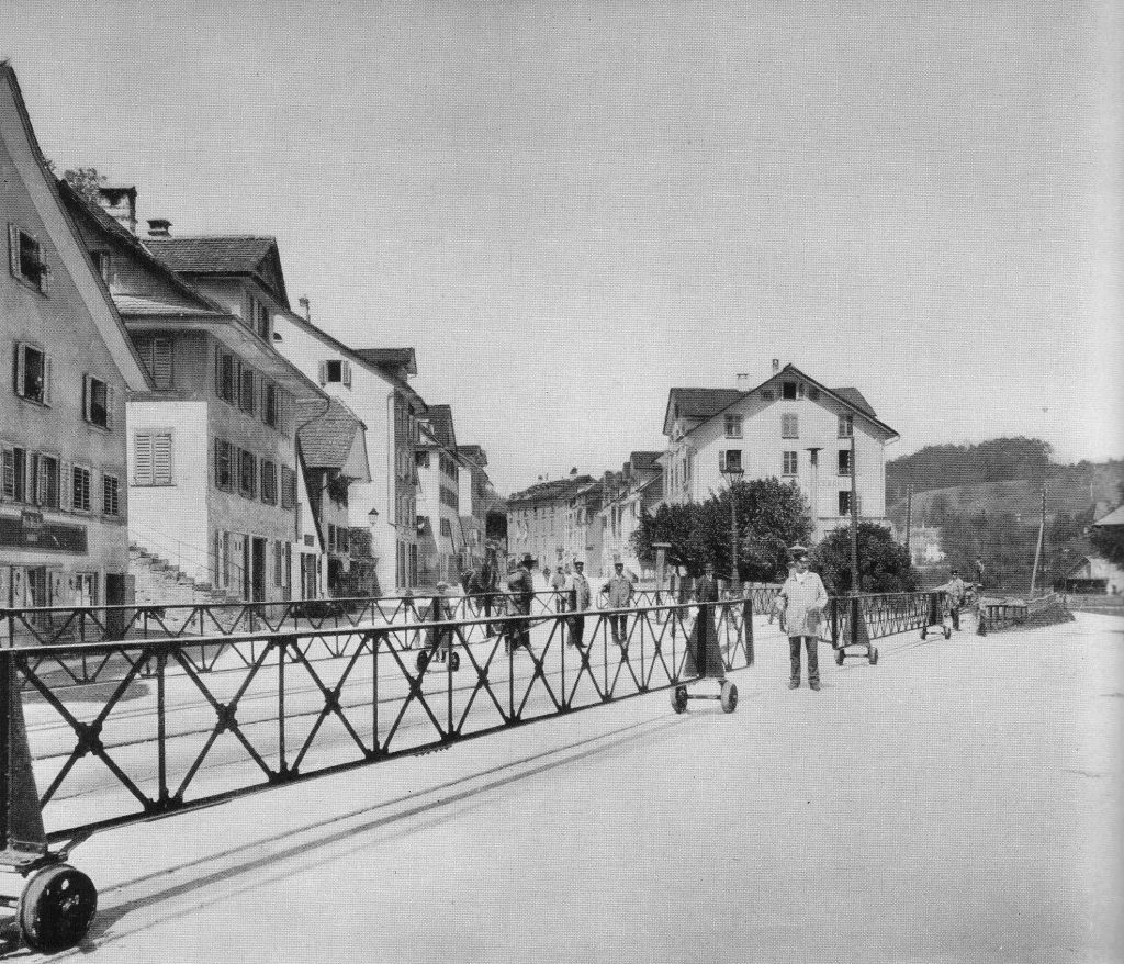 Die einstige Rollbarriere. Wo heute die Eisenbahnbrücke über die Baselstrasse geht. (Stadtarchiv Luzern)