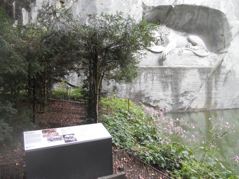 Bild 1: Die neuen Tafeln zur Erläuterung der historischen Hintergründe und Zusammenhänge beim Löwendenkmal (Foto: Urs Häner).