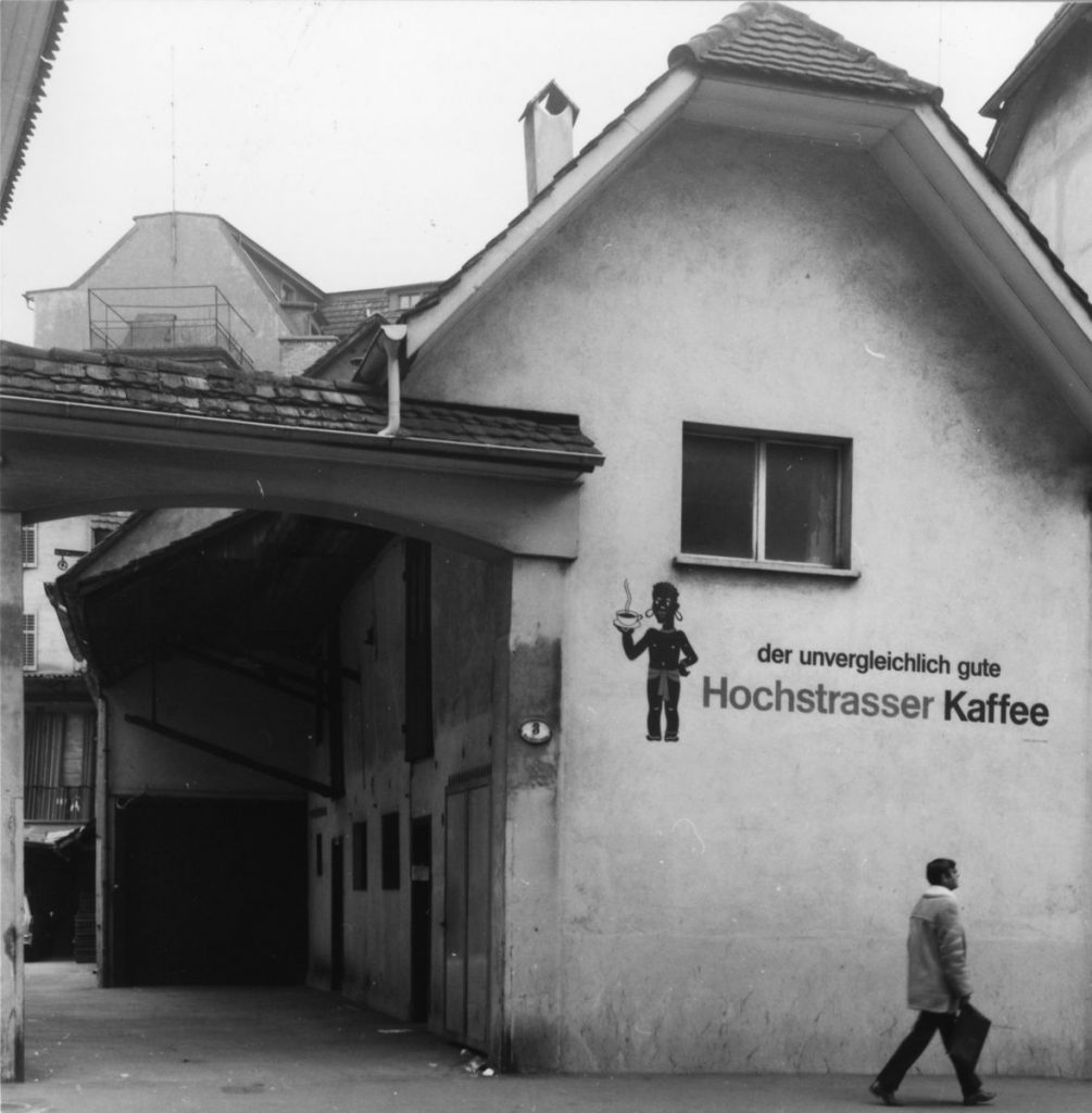 Das Kaffee servierende «Negerli» prangte über Jahrzahnte an der Baselstrasse 3. Quelle: Stadtarchiv Luzern (F2a/STRASSEN/BASELSTRASSE 03)
