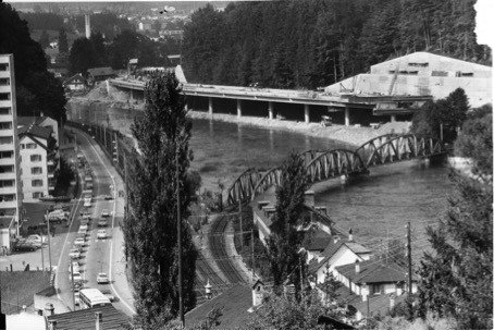 Das definitive Ende der Idylle Ibach: Autobahnbau. Bereits die staugeplagte Hauptstrasse, Basler- und Zürcherlinie zwängen sich durchs enge Reusstal, Bild ca. 1971, Quelle: SALU N1_05_536